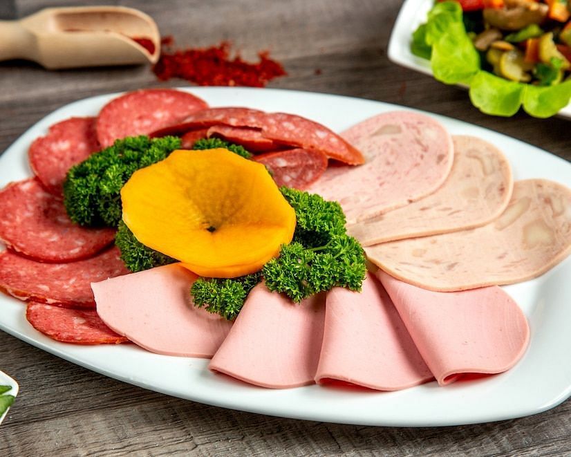 Does ham lead to cancer? (Image via Freepik/Kamranaydinov)